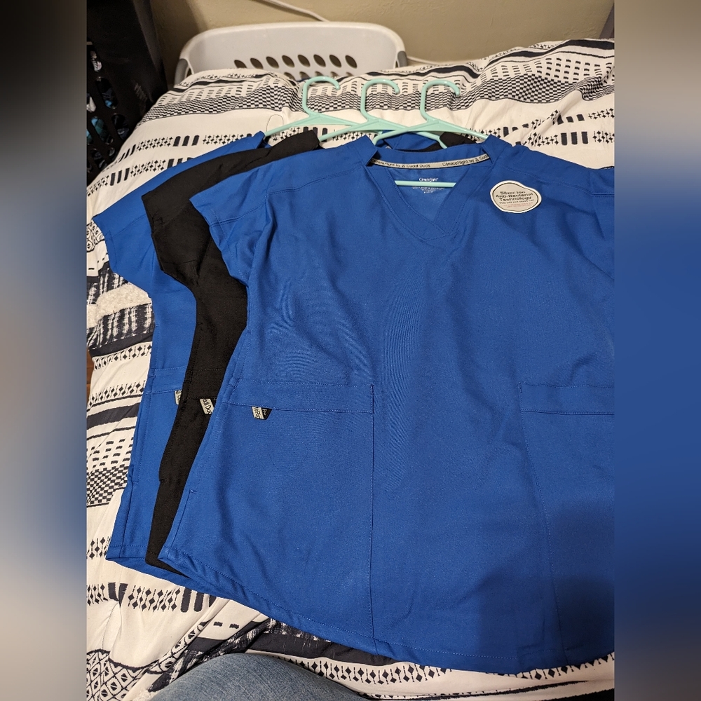 Set of 3- 6 pocket scrub tops!